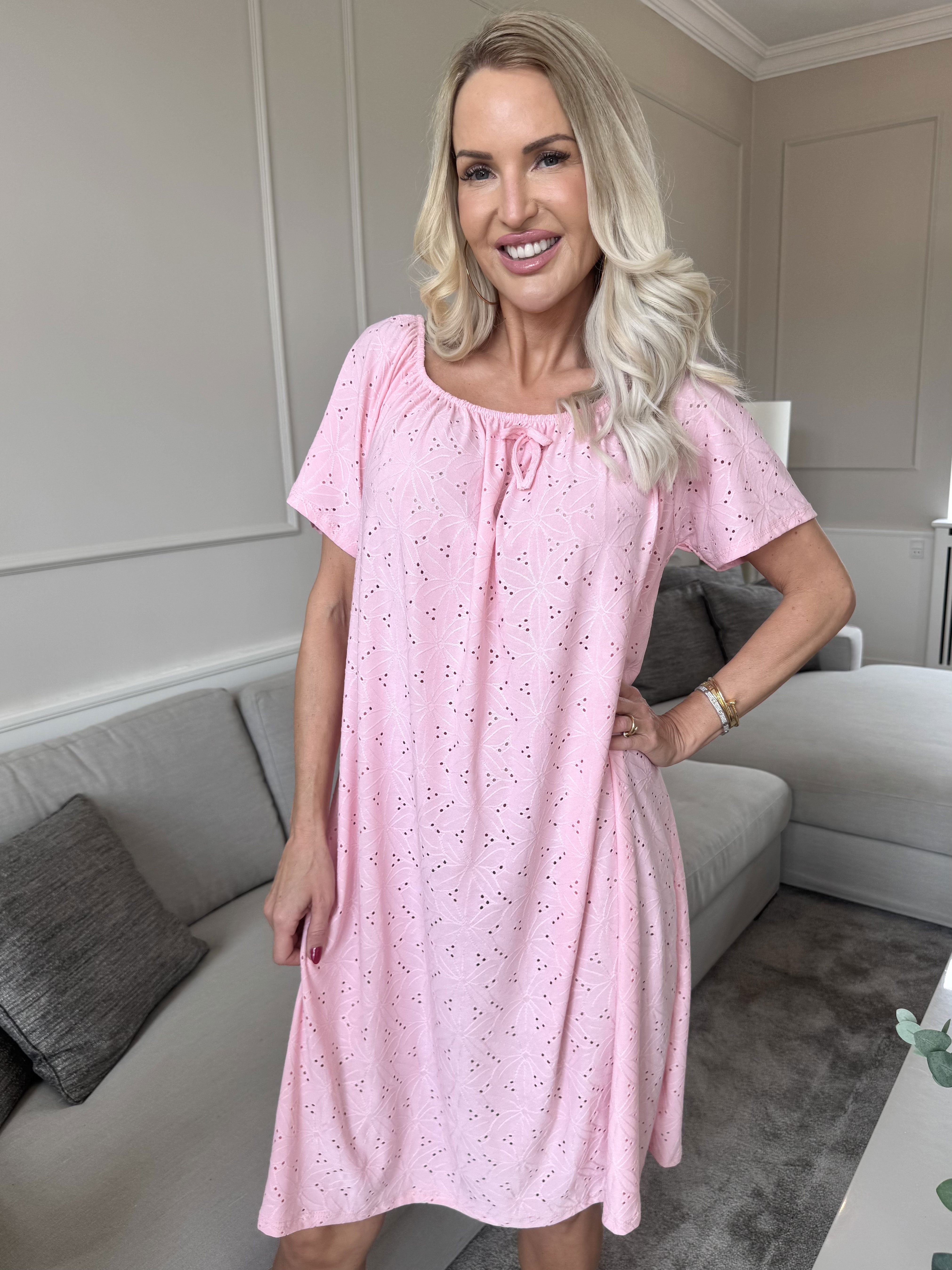 Aliz - Sød blød kjole med broderie anglaise